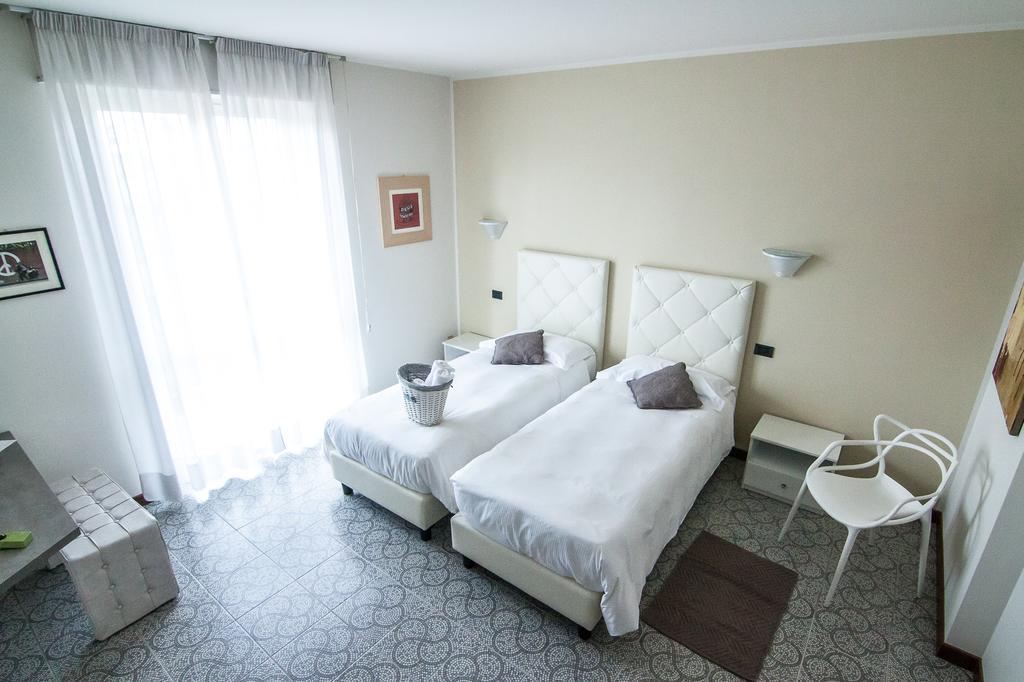 Hotel Le Vigne Di Corvino Casteggio ภายนอก รูปภาพ