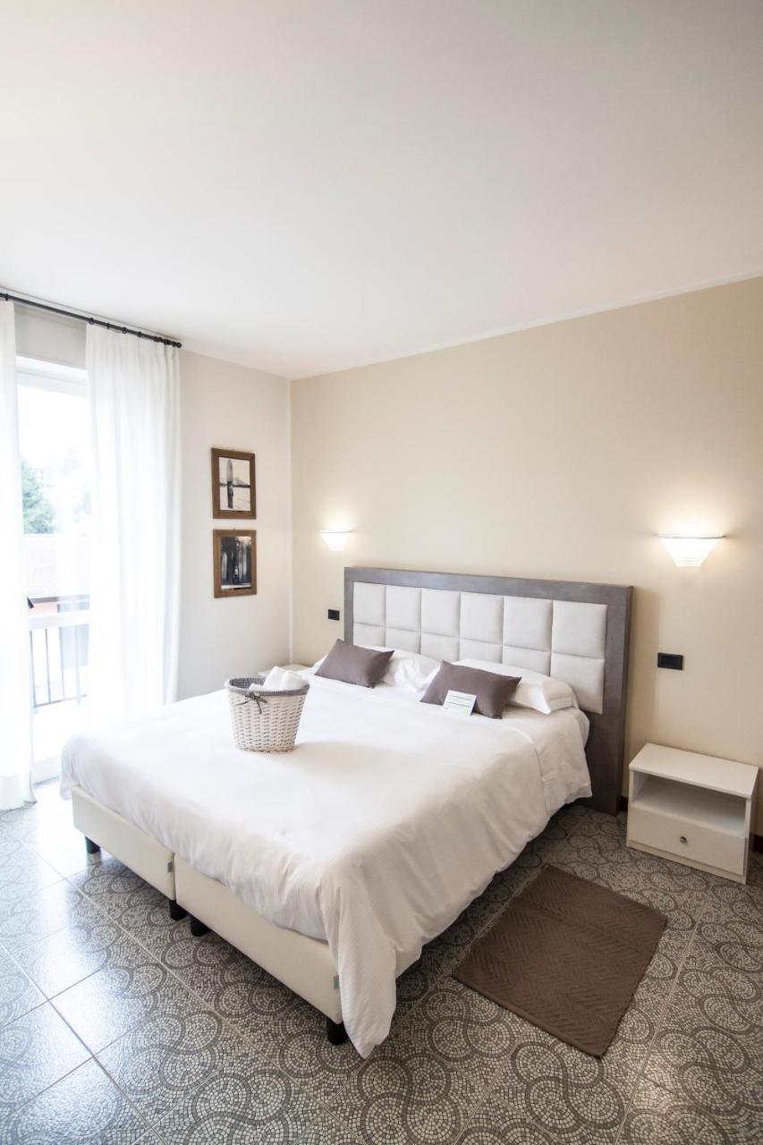 Hotel Le Vigne Di Corvino Casteggio ภายนอก รูปภาพ